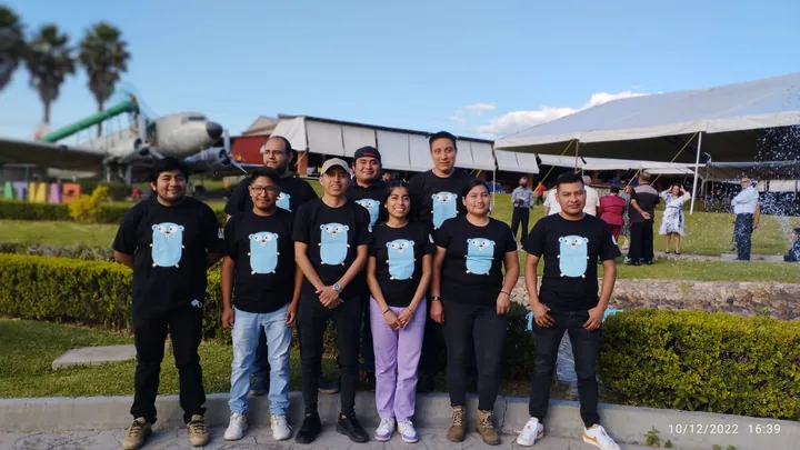 Equipo de Kore en una fotografía grupal al aire libre.