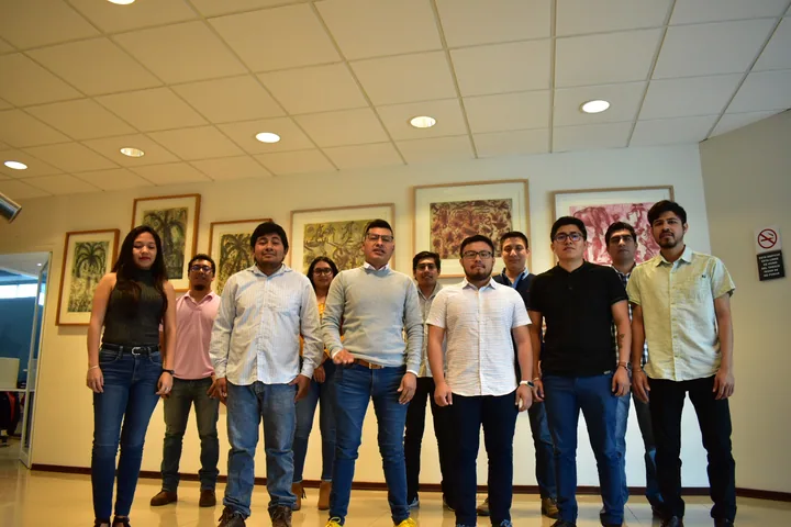Fotografía grupal de integrantes de Kore en una oficina.
