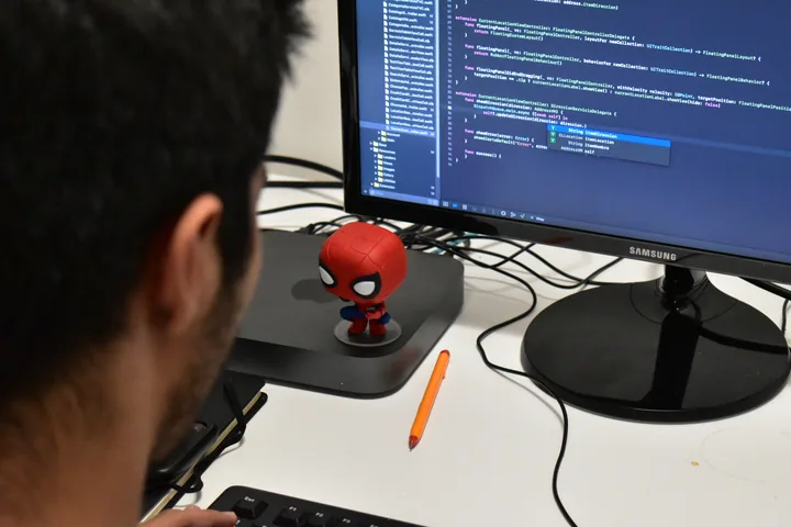 Persona de Kore trabajando frente a una pantalla de código.
