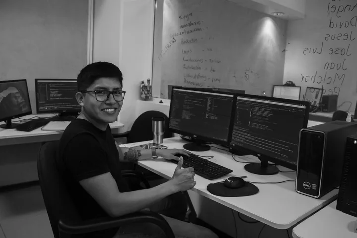 Persona de Kore trabajando con laptop en el espacio de trabajo.